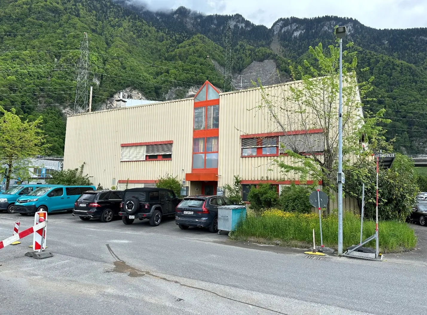 1670 m2 craft hall with 212 m2 residential area in Villeneuve
