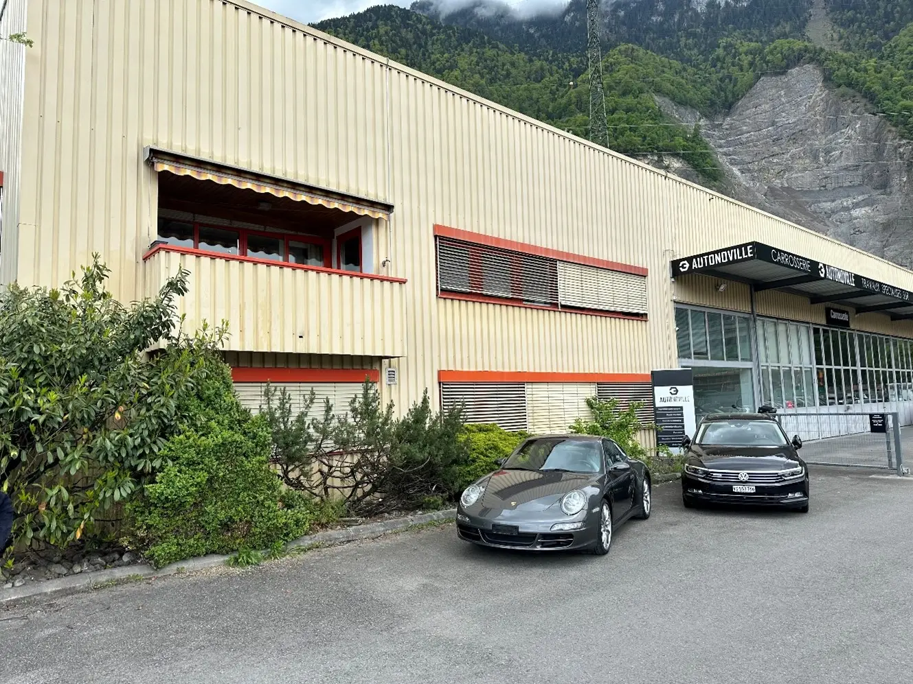 1670 m2 craft hall with 212 m2 residential area in Villeneuve