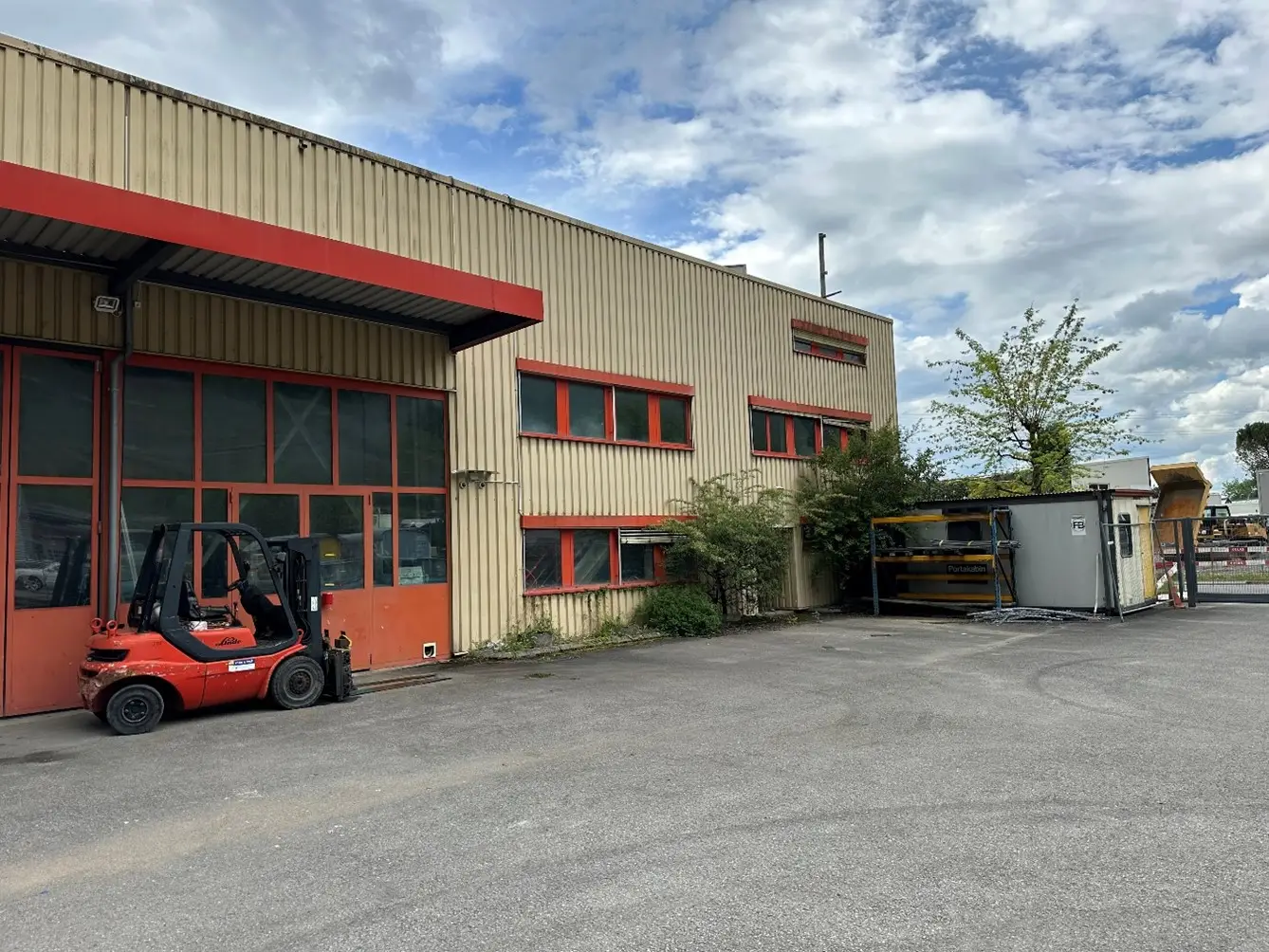 1670 m2 craft hall with 212 m2 residential area in Villeneuve