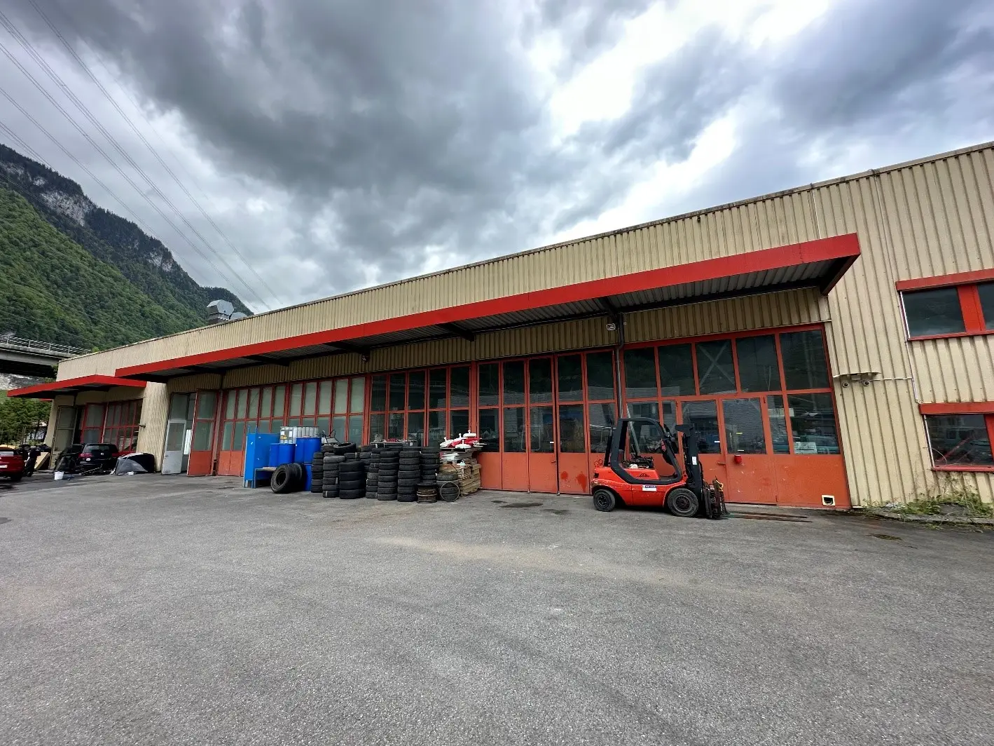 1670 m2 craft hall with 212 m2 residential area in Villeneuve