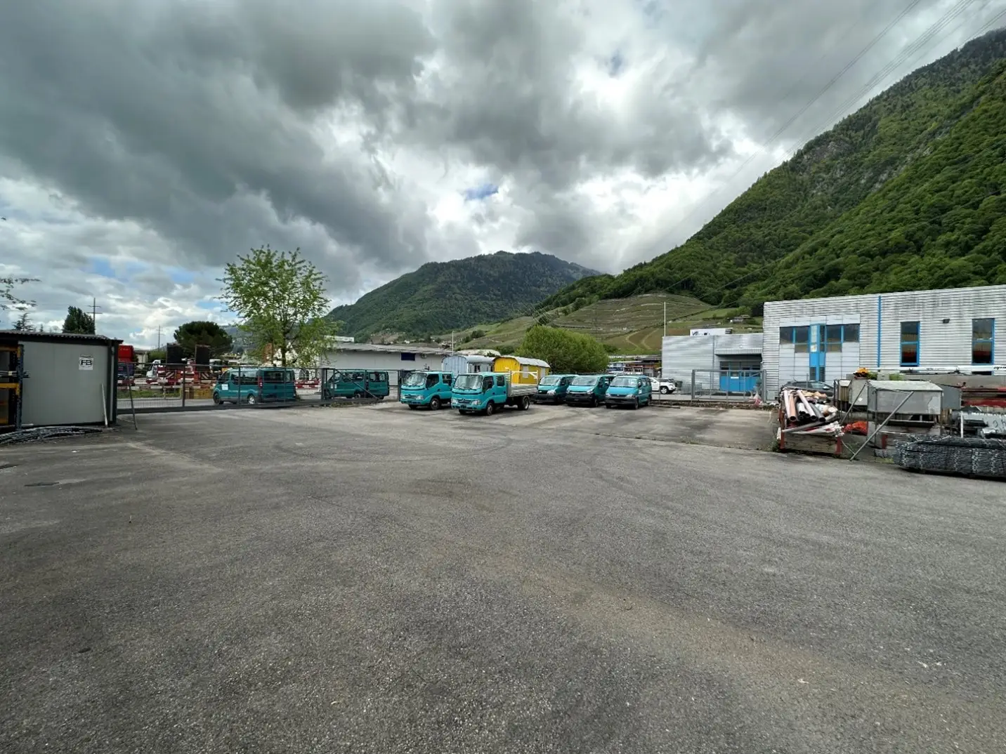 1670 m2 craft hall with 212 m2 residential area in Villeneuve