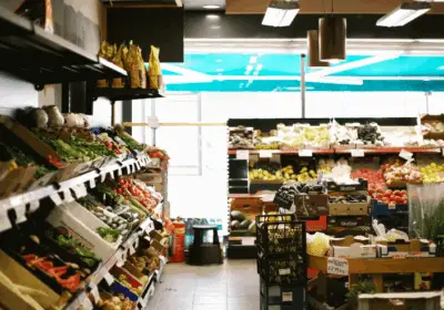 Lebensmittelgeschäft mit frischem Gemüse und lokalen Produkten zum Verkauf in Lausanne