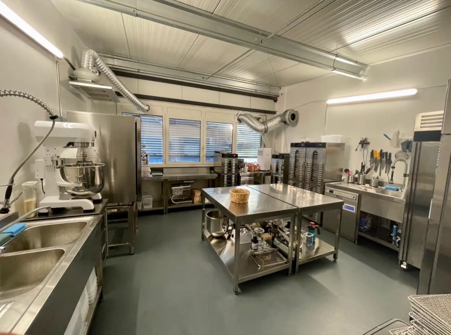 Laboratorio alimentare completamente attrezzato. Trasferimento dei diritti di locazione.