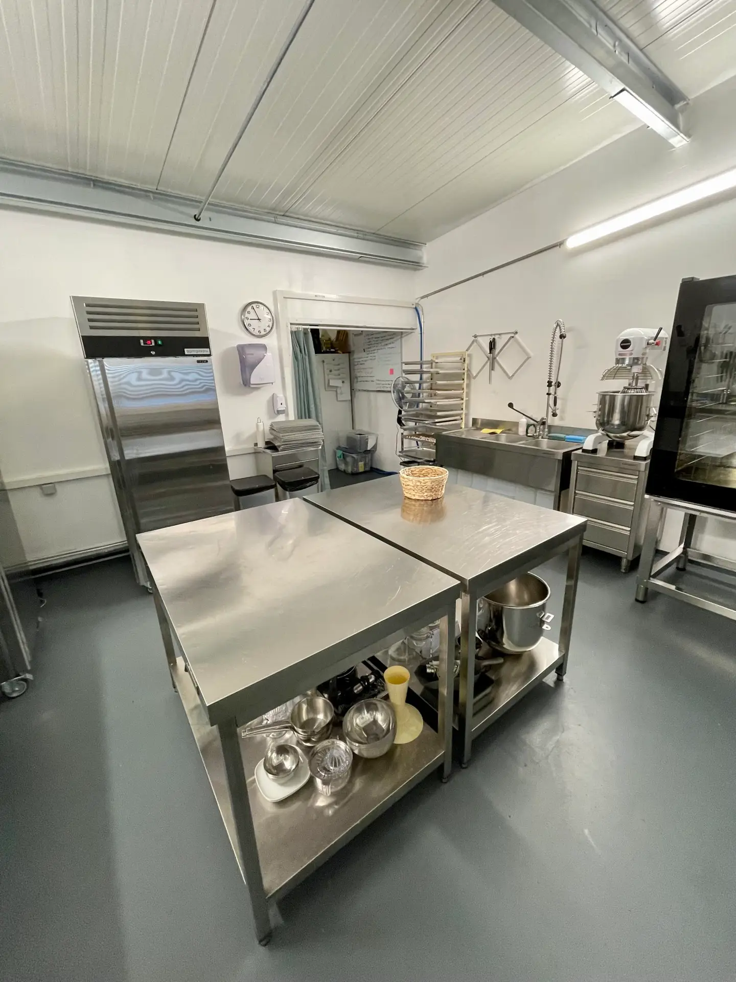 Laboratorio alimentare completamente attrezzato. Trasferimento dei diritti di locazione.